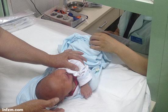 一名婴儿在北京某妇幼保健院被采集足跟血。（南方周末记者 柴会群/图）
