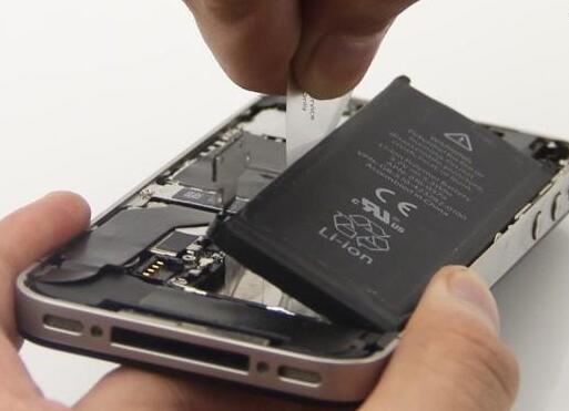 苹果手机更换电池预约难 黄牛坐地起价生意火