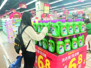 业内人士建议要使用品牌洗衣液。图为消费者在超市挑选洗衣液。