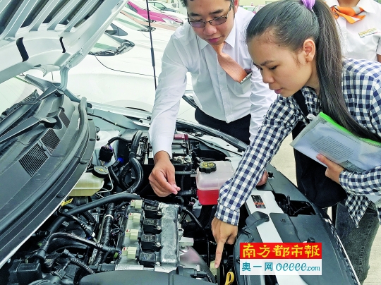 西区雪佛兰4S店，车主发现新购车辆发动机表面氧化，希望销售商给个合理说法。南都记者吴进摄