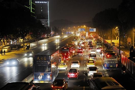 江城武珞路一块钢板翘了翘 两条干道大堵车_武汉新闻360_武汉资讯