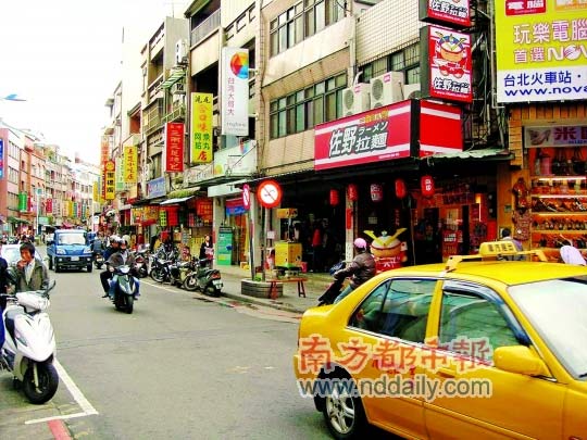 台湾淡水老街商铺林立. 资料