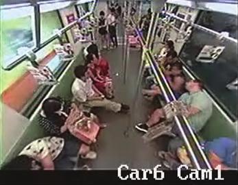上海地铁一名老外晕倒 乘客无一相助仓皇逃窜