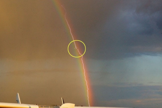 飞机穿越彩虹闪电毫发无伤高空奇观令人惊叹（图）