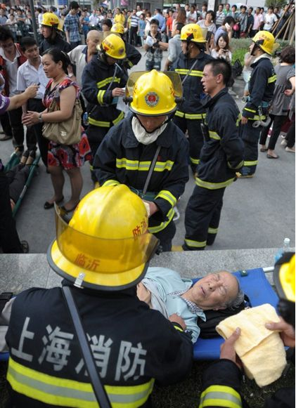 上海地铁追尾现场人如骨牌倒地孕妇被甩3米