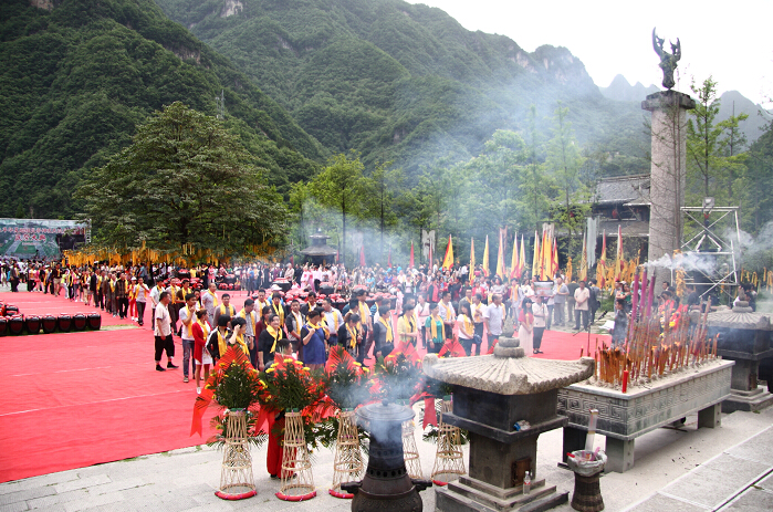 数百酒缸现身祭祀广场神农儿女共祭炎帝祖先